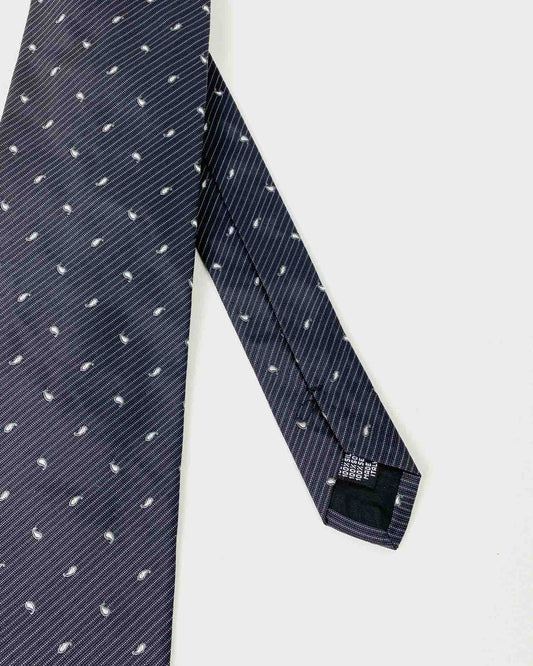 Primo Piano Cravatta Nera con Ricamo