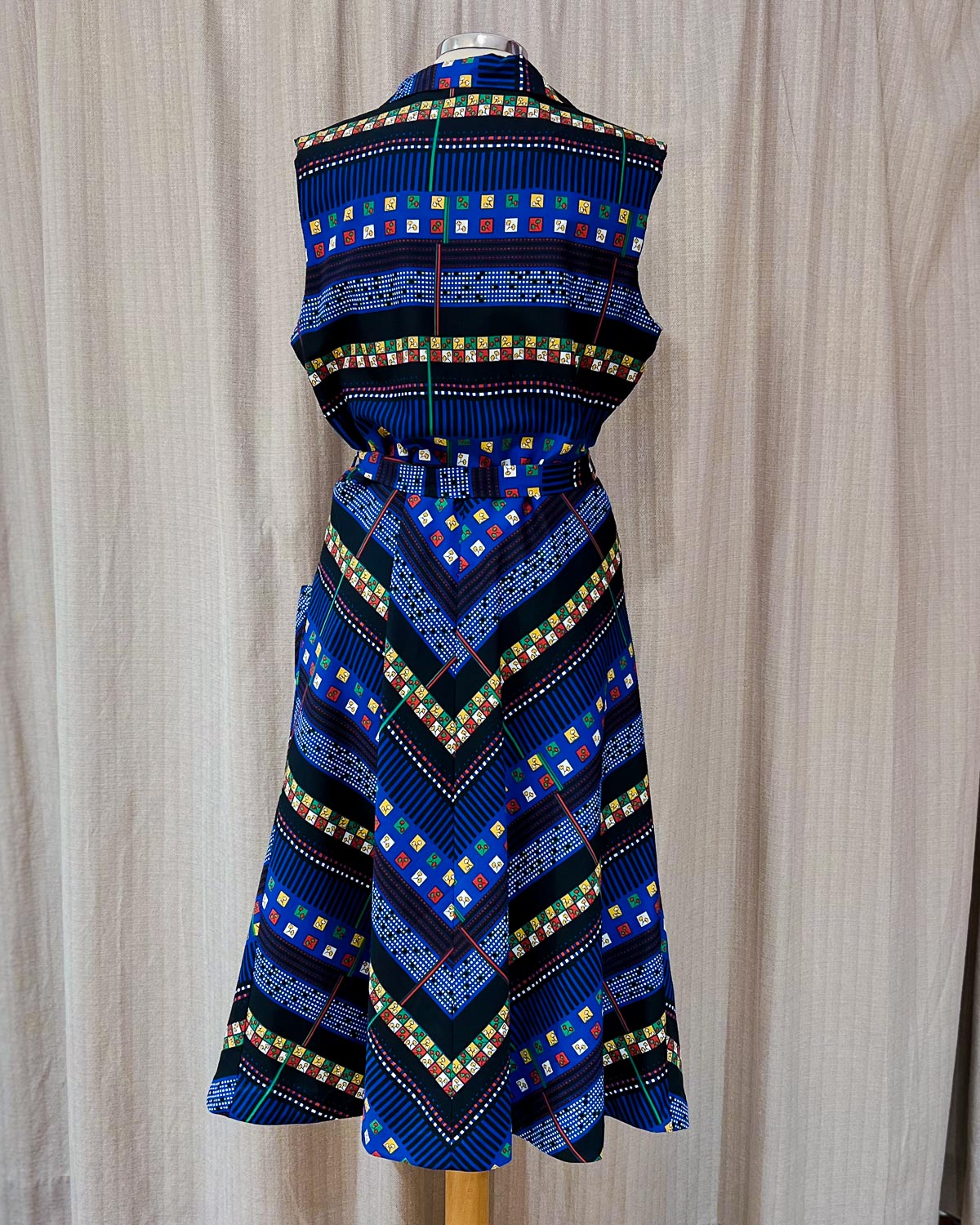 Vestito Smanicato Fantasia Geometrica - L