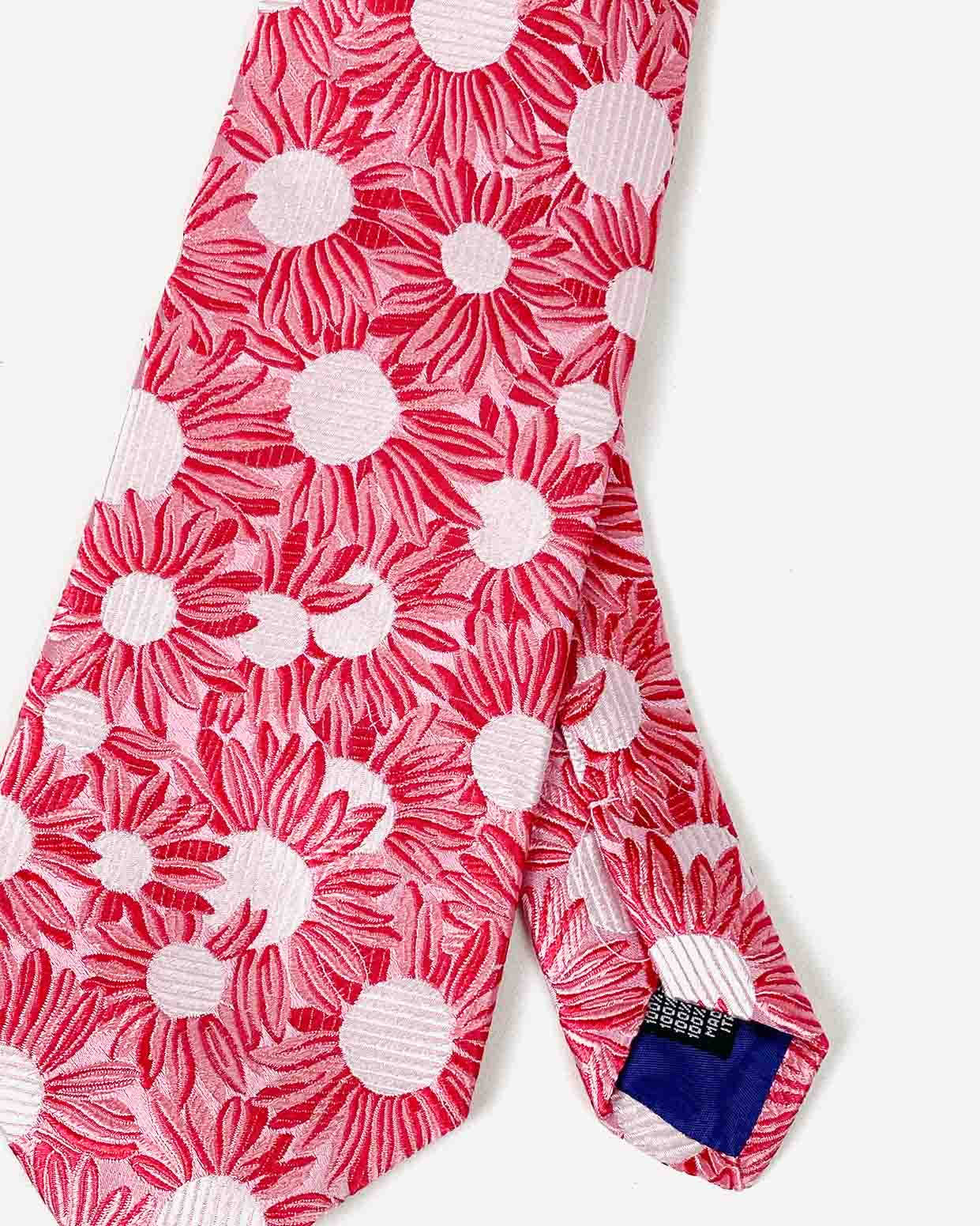 Primo Piano Cravatta Rosa con Ricamo Fiori