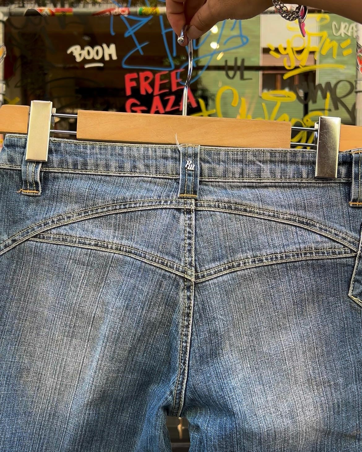Jeans A Zampa Con Dettagli  S