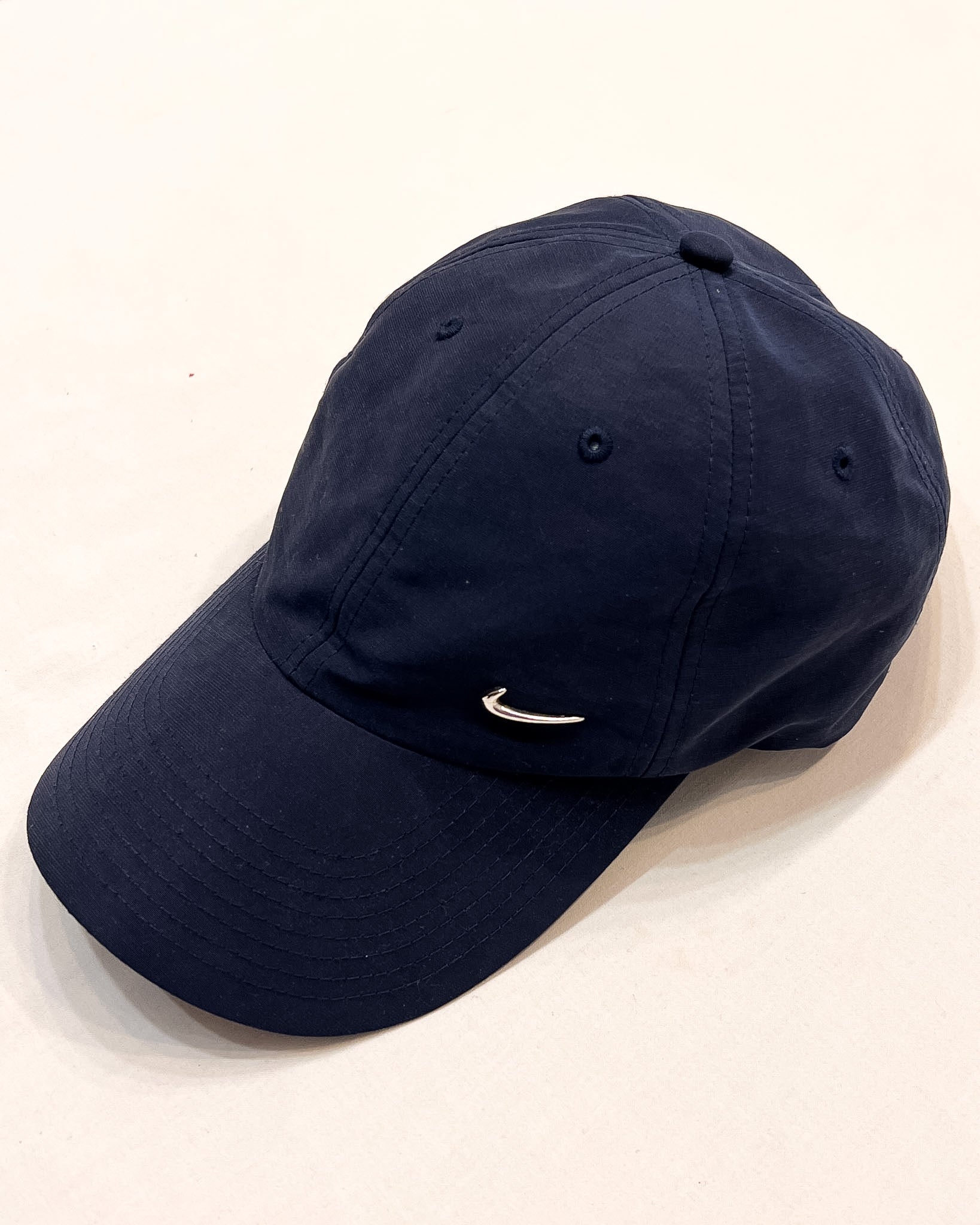 Nike  Berretto Leggero con Logo in Metallo